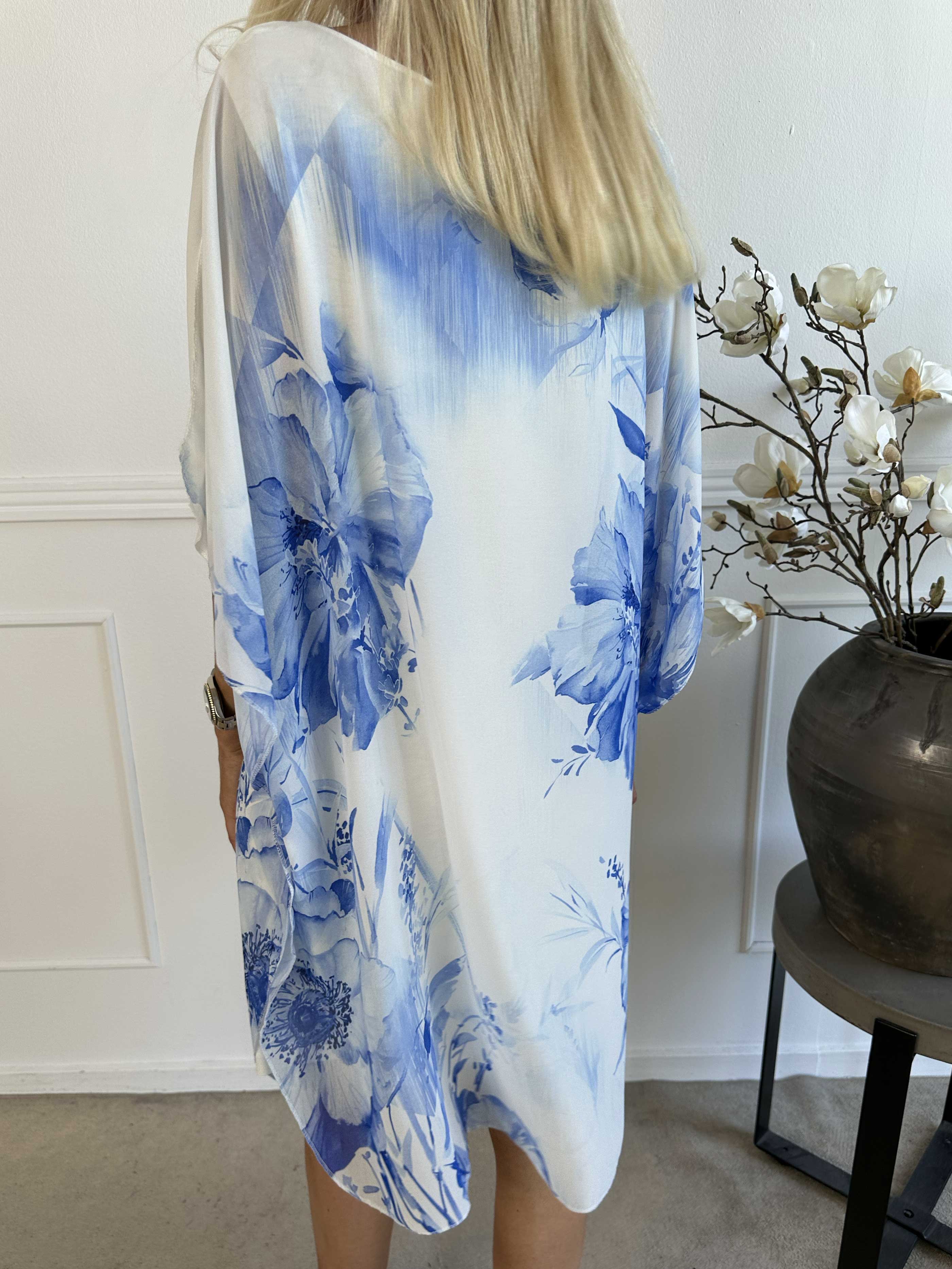 Senja - Kjole i chiffon med blomster og underkjole i viskose